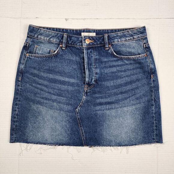 H&M Jean Mini Skirt Denim Medium Wash Frayed Raw Hem Size 8 - Picture 9 of 14